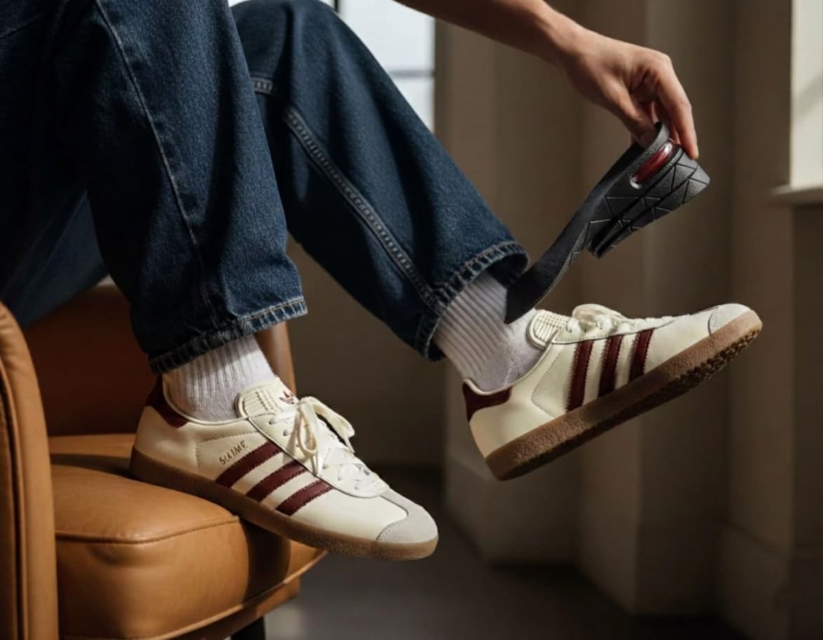 Persona colocando la plantilla elevadora dentro de su zapatilla